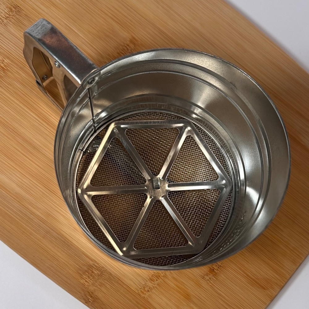Vintage Androck 5-Cup Flour Sifter Stainless Steel Baking Tool - Picture 3 of 4